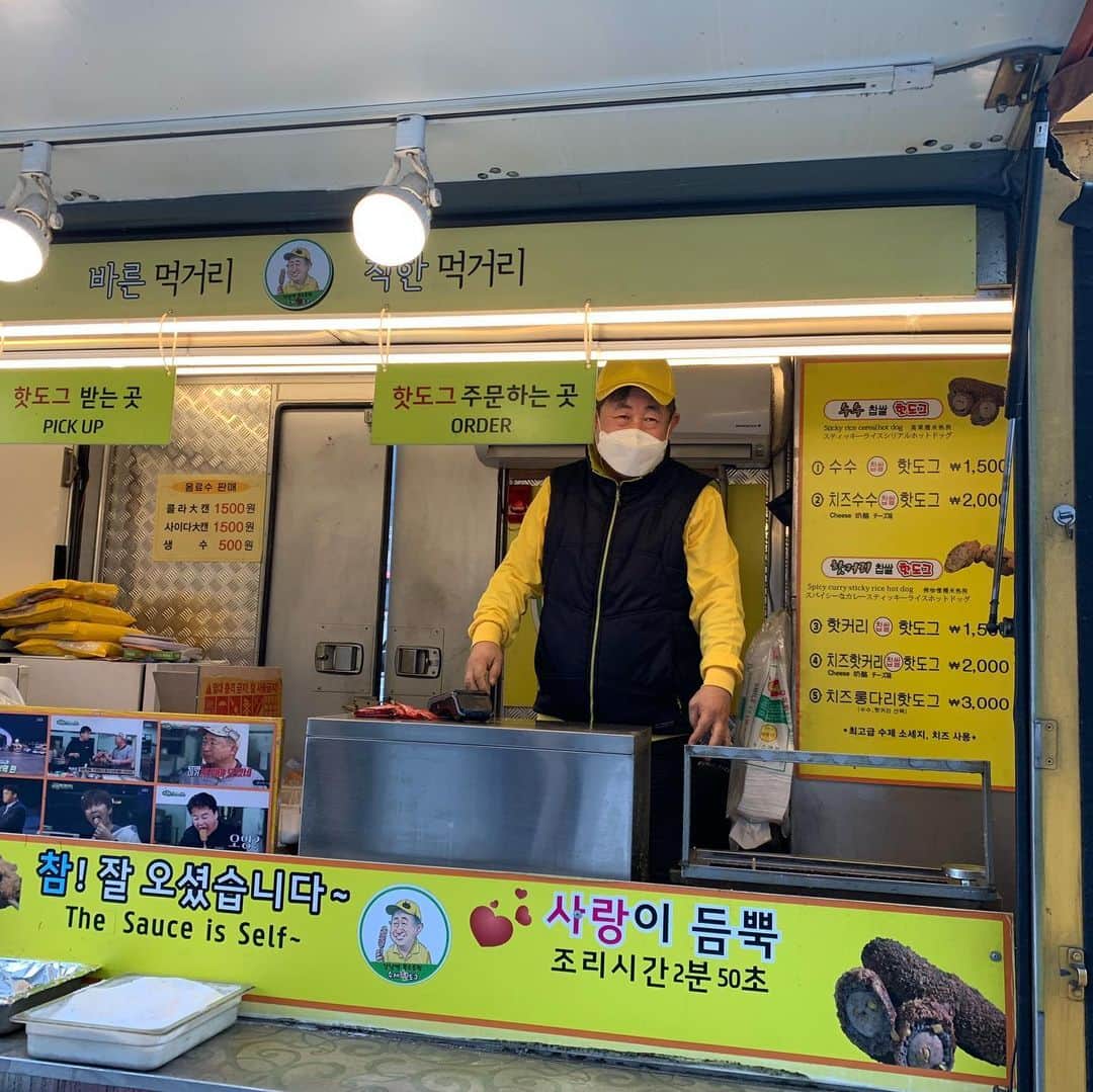 高沢奈苗さんのインスタグラム写真 - (高沢奈苗Instagram)「. 江南駅にある有名な #ソチョカンサンストーリー のチーズハトック💛 . おやつ感覚で食べられるよ〜と聞いていたけど、中はチーズとソーセージが入っててなかなかボリューミーでした🙌 . でも美味しかったからペロリと完食😋 . 雨の日はお店やってないそうなので注意です⚠️ . . 韓国ではグルメとお買い物をふんだんに楽しめた💓 近いしまた行きたいなぁー😆 . . 今回もWi-Fiは @travelrecommends_jp 🧡 データ無制限で充電の持ちも良い🙆‍♀️ 調べ物もサクサクできて便利でした💛 . #ソチョカンサンストーリー #チーズハトック #カンナム #韓国旅行 #女子旅 #韓国グルメ #トラベルレコメンド #trip#travelrecommends #トラレコwifi」2月15日 22時58分 - nanaetakasawa
