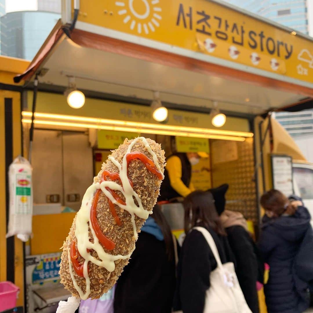 高沢奈苗さんのインスタグラム写真 - (高沢奈苗Instagram)「. 江南駅にある有名な #ソチョカンサンストーリー のチーズハトック💛 . おやつ感覚で食べられるよ〜と聞いていたけど、中はチーズとソーセージが入っててなかなかボリューミーでした🙌 . でも美味しかったからペロリと完食😋 . 雨の日はお店やってないそうなので注意です⚠️ . . 韓国ではグルメとお買い物をふんだんに楽しめた💓 近いしまた行きたいなぁー😆 . . 今回もWi-Fiは @travelrecommends_jp 🧡 データ無制限で充電の持ちも良い🙆‍♀️ 調べ物もサクサクできて便利でした💛 . #ソチョカンサンストーリー #チーズハトック #カンナム #韓国旅行 #女子旅 #韓国グルメ #トラベルレコメンド #trip#travelrecommends #トラレコwifi」2月15日 22時58分 - nanaetakasawa