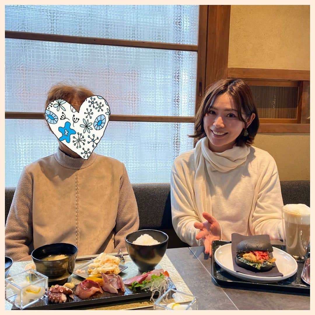 山本愛子さんのインスタグラム写真 - (山本愛子Instagram)「関西③  和歌山では、母と祖母と一緒に加太にも行きましたよ❤︎ 古民家カフェ「SERENO」  オーナーのお父さんが漁師さんだそうで、新鮮なお魚がいただけます😊💓 お刺身がおいしいのはもちろんのこと、紀州備長炭が練りこまれていて黒いバンズのフィッシュバーガーはおすすめ❤︎ おいしかったなー😍！！ そのあとは、海が一望できる温泉「ひいなの湯」に✨  美人の湯🌟すべすべになります😍  今回は時間の都合でお昼に伺いましたが、「夕陽の宿100選」にも選ばれたこちらで夕陽が海に沈むところを是非見ていただきたいです☺️♨️ お風呂上がりには、「わかやまジンジャーエール」のアイスを！  生姜生産量2位の和歌山産新生姜を使ったジンジャーエール、わかやまジンジャーエールが大好物なんですが見当たらず💦 かわりにアイスを見つけました笑 アイスも出てたんだねー！  さっぱりしました🌟  わかやまジンジャーエール、生姜感強くてすごく美味しいので見つけたらぜひ飲んでみて！笑笑😍  #和歌山 #加太 #おいしい街 #関西 #写真6枚あるよ」2月15日 22時52分 - aikoyade1219