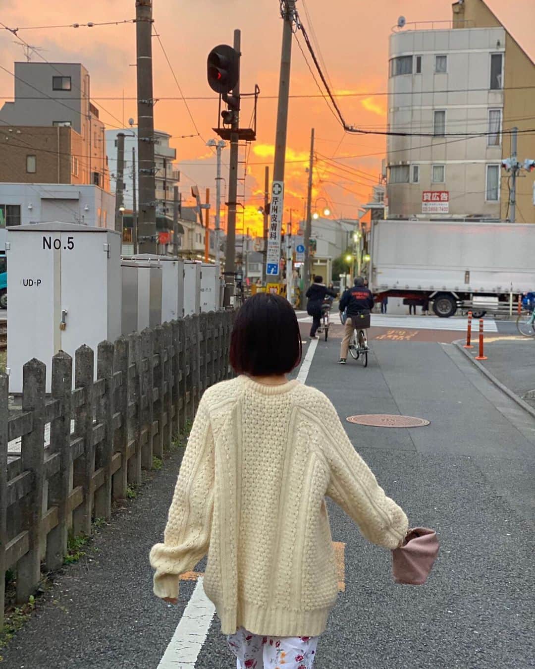 のインスタグラム：「今日の夕焼けはとてもきれいでした〜 ずっと空見てお散歩してた。平和〜。 #今日のまに」