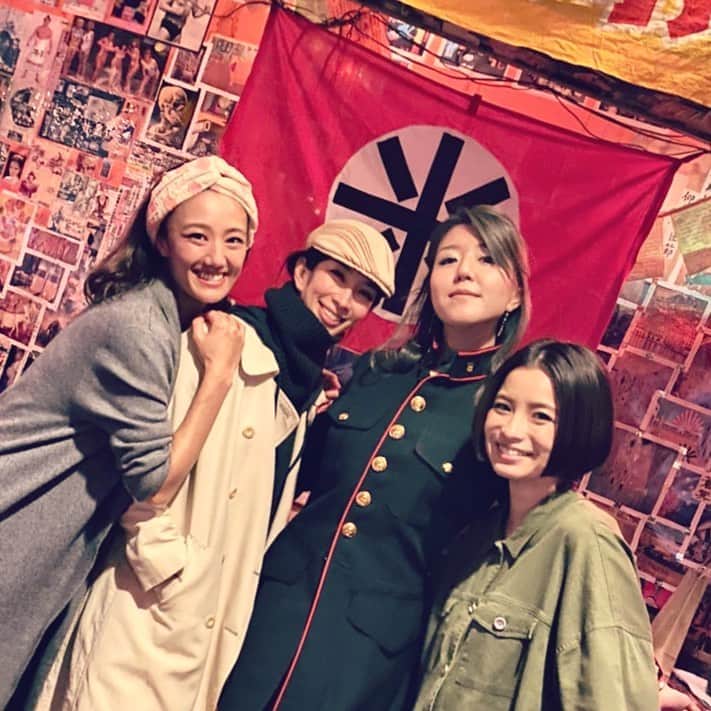 真崎ゆかのインスタグラム：「3日目が終わりました。 少し窮屈に感じることもあったかもしれませんが、たくさんの方にご来場いただき本当にありがとうございました！ ・ いよいよ残すは明日の二公演。 明日で終わりなんて。 いつも思うけど、本番始まると本当に早いよな〜 ・ 明日も張り切っていきまっせ！ まだ少しですがお席の空きもあります！ 開演2時間前までは予約フォームからのご予約が可能ですので、急遽予定なくなったーって方はぜひ観にいらしてください☺️ 当日ふらっとお立ち寄りいただいてもOK🙆‍♀️(上演中はごめんなさい) では池ノ上でお会いしましょう♡ ・ ・ PUNK BANK 第五回公演『側』 池ノ上　BAR GARIGARI ・ 2/16(日)  14:00／18:00 ※開場は開演の30分前です。 ・ ♦︎TICKET♦︎ 前売り ¥2,800- (税込) 当日 ¥3,000- (税込) 学生 ¥2,500- (税込) 〈当日学生証提示〉 ・ 『第五次世界大戦中、パンという国は米穀という国の支配下に堕ちた。ここはパン人が営業していたBARガリガリ。店主は逮捕され収容所送りとなり、今は廃墟になっている。そこはご飯とパンの隠れ家。 ある日、外国人ジャーナリストの麺が訪ねてきたことで二人の歯車が狂い始める。 …あなたは何をもって自分が自分だと証明できますか？』 ・ ・ #punkbank #bargarigari #女4人芝居 #秋草瑠衣子 #末冨真由 #土肥麻衣子 #真崎ゆか #演劇 #芝居 #ラスト1日 #待ってまーす♡」