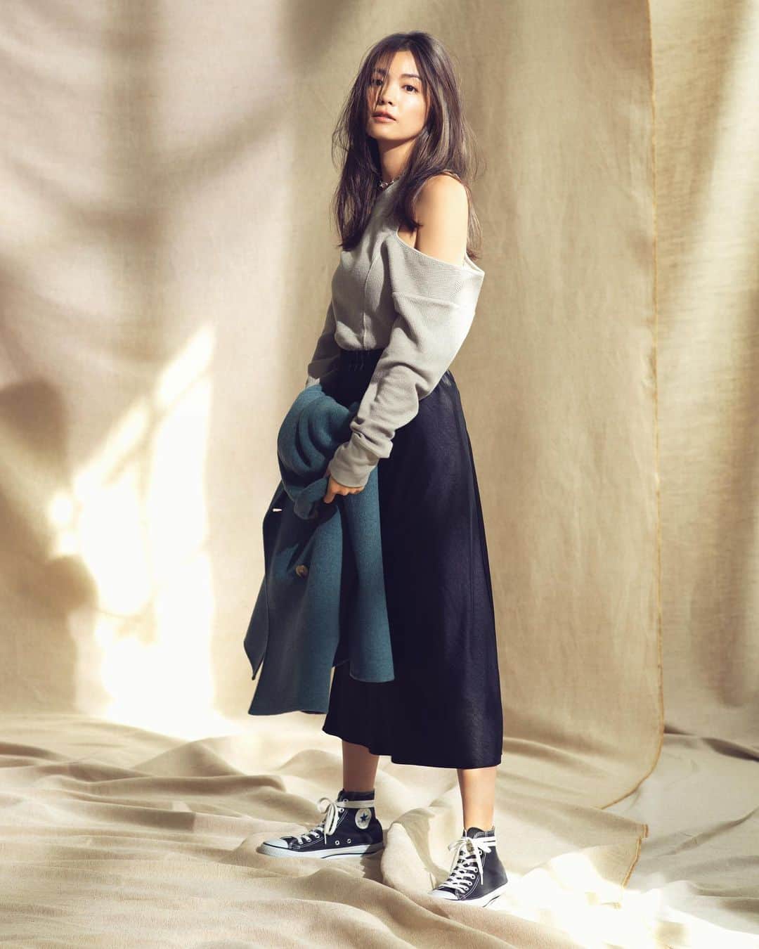 長山一樹のインスタグラム：「VERY CONVERSE みんな大好きコンバース、誰でも一足は持ってるであろうコンバース。僕は十代の頃のキッチンのバイト用で購入した黒いコンバース以来履いていない。 @veryweb.jp  @converse  Model 矢野未希子 @mikko1104  Stylist @dodo_chiharu  Hairmake @sa19820824  #very #converse #photography #kazukinagayama #長山一樹 #hasselblad #h6d」