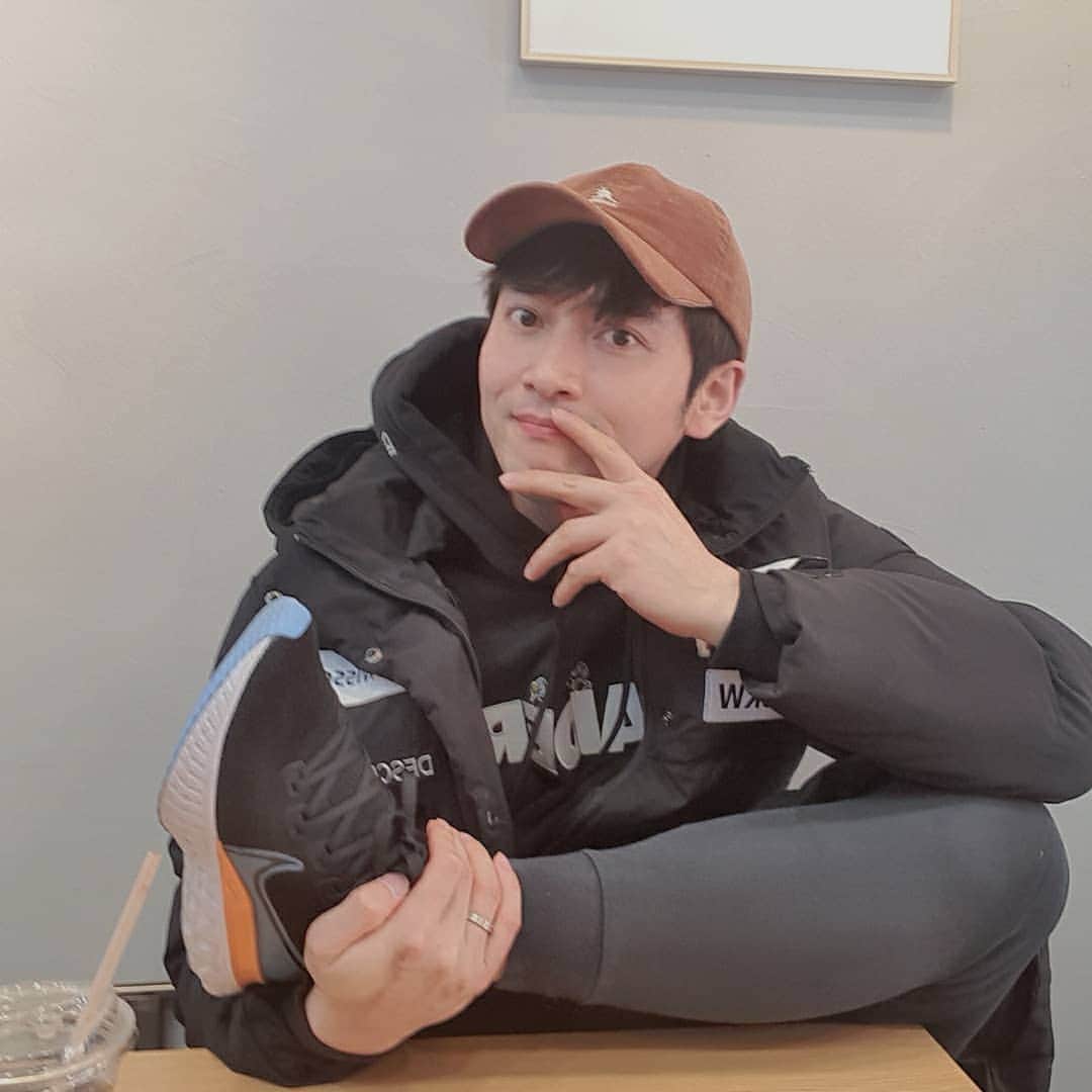 パク・ジュヒョンのインスタグラム：「민희가 사준 새옷과 새신발.」