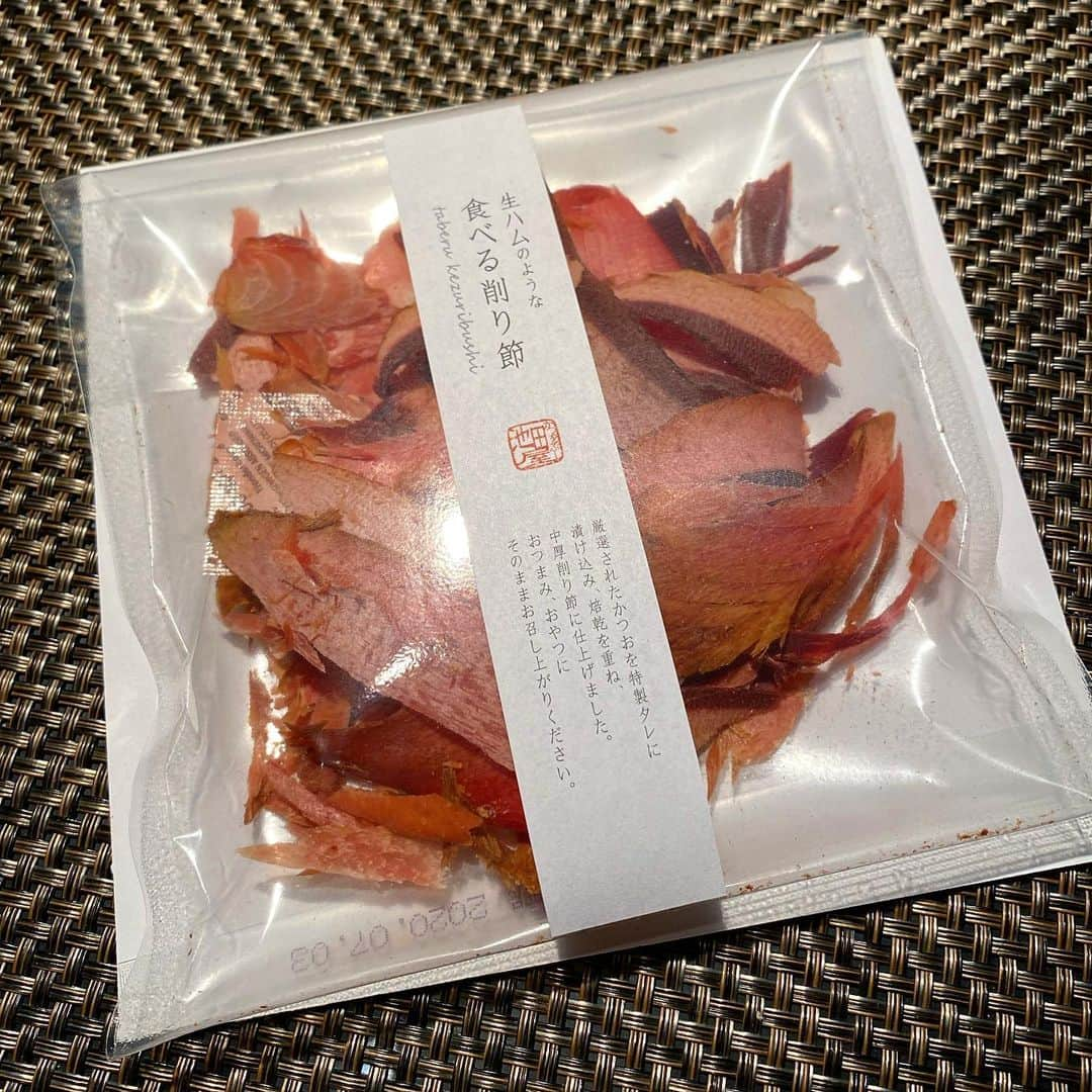 中倉隆道さんのインスタグラム写真 - (中倉隆道Instagram)「. 食べる削り節卵かけご飯🍚 . 超仲良しさんから頂いた『食べる削り節』🐟 . . 軽井沢の燻製屋「いぶる」の燻製醤油で贅沢卵かけご飯♬ . 削り節が本当に生ハムみたいでウマウマ😋💕 燻製醤油の豊潤さで美味さ倍増！！ . . 一杯で幸せ晩ご飯😊🙏 おいしゅーございました . . #卵かけご飯 #食べる削り節 #燻製醤油 #軽井沢いぶる #フリーアナウンサー #柿ピー研究家 #中倉隆道」2月15日 23時04分 - ryudo.tokyo