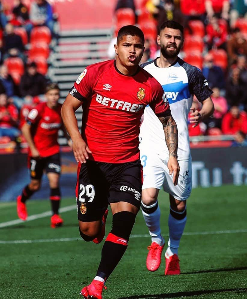 LFPさんのインスタグラム写真 - (LFPInstagram)「@cuchohernandez10 did it! ✨ • ¡Primer gol del colombiano con el @rcdmallorcaoficial en #LaLigaSantander! 😌 • #LaLiga #Mallorca #Cucho #Football #Goals」2月15日 23時05分 - laliga