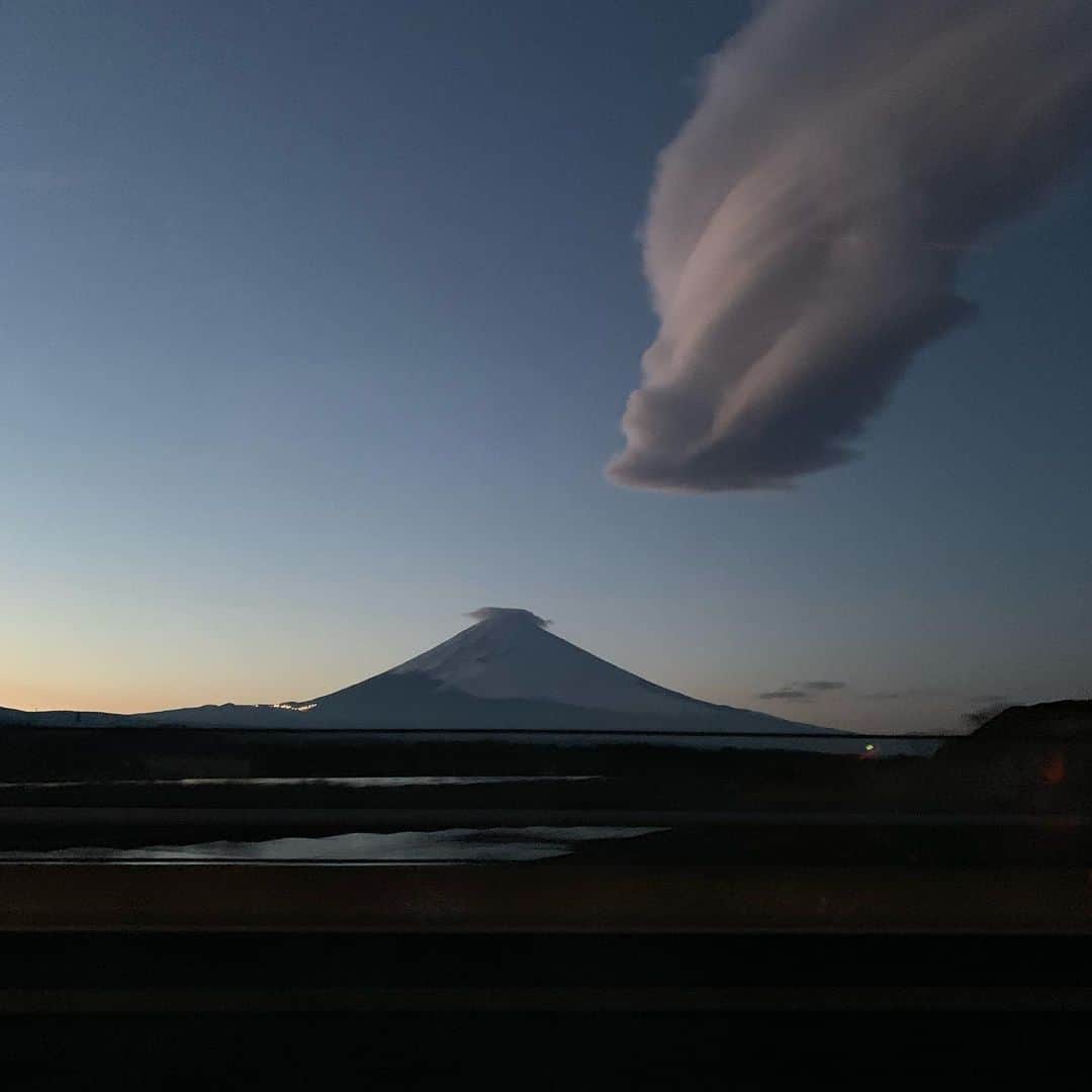 森なな子さんのインスタグラム写真 - (森なな子Instagram)「幻想的だった富士山🗻 吊るし雲というやつかな？ 小さい雲を迎えにきてるみたいで、ナウシカの粘菌を思い出しました。 #mtfuji #富士山」2月15日 23時15分 - nanako.m1988