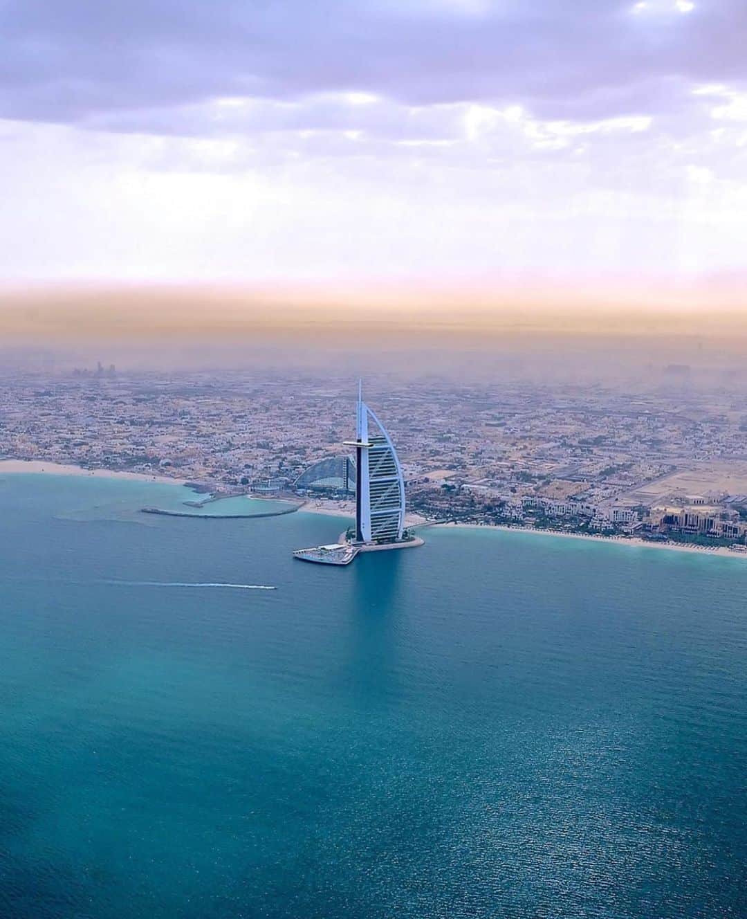 ドバイのインスタグラム：「Burj Al Arab Hotel #Dubai 📷:@iamdocgelo」
