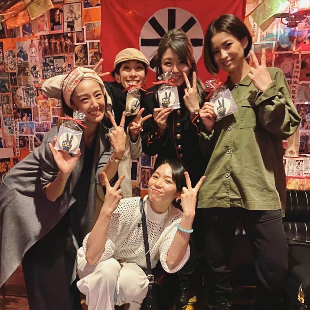 真崎ゆかのインスタグラム：「そうそう昨日は、今回はお休みのPUNKBANK後東のようこちゃんも駆けつけてくれました😊 ・ そしてバレンタインってことでみんなにジョジョ・ラビットのアイシングクッキーを…❤️❤️❤️ 可愛すぎるし嬉しすぎるしで撮影会始まり、癒しのようちゃんの写真がカメラロールにいっぱいになりました♡笑 ・ 久しぶりにPUNKBANK5人揃って嬉しかった❤️ ・ ・ #punkbank #久しぶりの5人 #bargarigari #バレンタイン  #valentine #jojorabbit #ジョジョラビット #クッキー #アイシングクッキー #可愛すぎて食べれない #秋草瑠衣子 #末冨真由 #土肥麻衣子 #真崎ゆか」