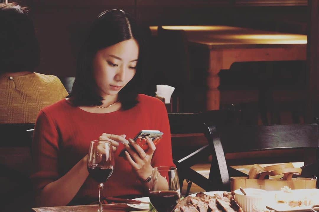 大西礼芳さんのインスタグラム写真 - (大西礼芳Instagram)「深夜0時58分〜読売テレビで放送の ↓↓↓ 『LINEの答えあわせ』第3話  三十路の私が素敵年下男子の藤城くんと急接近します。手にはロブスターのスマホケースです🦞  お見逃しなく😂  #lineの答えあわせ  #らいこた #黒羽麻璃央  #大西礼芳  #ロブスター  #東京カレンダー」2月15日 23時09分 - onishi.ayaka