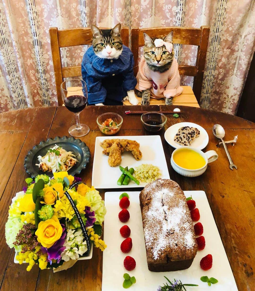 マロさんのインスタグラム写真 - (マロInstagram)「1日遅れのバレンタインディナー❤️ One day late Valentine's dinner😻 ・ビーフカツ (Beef cutlet) ・エビのマリネサラダ (Shrimp marinated salad) ・にんじんのポタージュ🥕 (Carrot potage) ・チョコレートバターケーキ🍫 (Chocolate butter cake) ☆ いつもコメントありがとうございます😺🙏💕 返信出来なくてすみません🙇‍♀️ 全て拝見しています🐾 ☆ Thank you for your kind comments😸🙏💕 I'm sorry  that I couldn't reply. ☆ #cat#cats#catsofinstagram#😻 #valentine#valentineday#chocolate#chocolatecake#flower#wine #にゃんすたぐらむ#ねこ#ネコ#猫 #ねこ部#ふわもこ部#バレンタイン #チョコレートケーキ#ワイン #フラワーアレンジメント  #猫のいる暮らし#斉藤和義 #カーリングシトーンズ」2月15日 23時11分 - rinne172