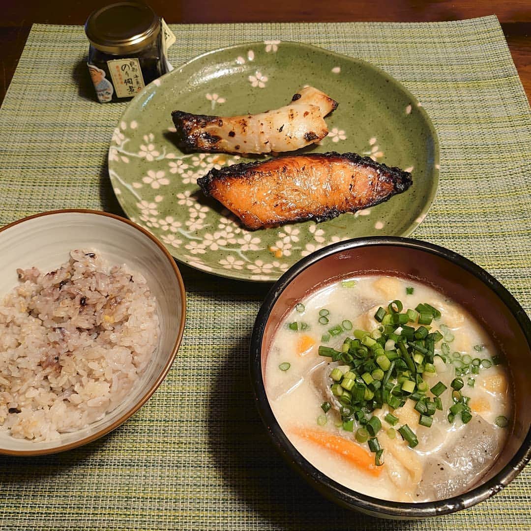 のインスタグラム：「酒粕シリーズPart2（笑）  サケとタラはもうお店の味❤（笑） そして酒粕料理と言えば「粕汁」ですよね。仲良しさんにレシピを聞いて作ってみました！大根、人参、こんにゃく、油揚げ。豚肉を入れるとコクが増すと言う事でしたが、今回はシンプルな具でやってみました。ウマイ！  ご飯食べ過ぎちゃうな・・・」