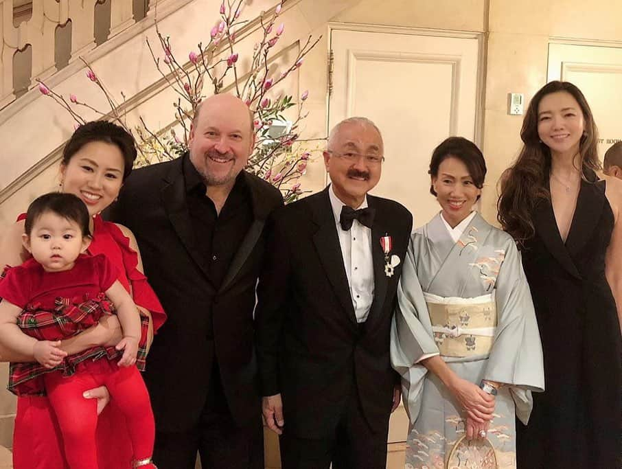 和央ようかさんのインスタグラム写真 - (和央ようかInstagram)「✈️✈️✈️ing back to NY🍎 I’m in the sky 😊✈️✈️Last week when we were in NY we were invited to Japanese Ambassador’s private residence to celebrate our friend Bon san’s medal of rising sun celebration. It was wonderful night 🎖🤩😘Congratulations to Bon San and lovely Yagi family 🎖🙏😘 NYに帰る飛行機の中、お空の上から✈️😊 先週、2月7日にNYの大使私邸にて仲良くさせて頂いている八木Bonさんが、旭日双光章を叙勲されたお祝いのパーティに招待して頂きました😍🙏Bonさんのこれまでの人生、お人柄にまた感銘受けた夜🎖大好きなBonさんTomoko さんSakuraちゃんDaihachi くんTsuru ちゃん本当におめでとうございました🎖😘 #takakonystylin #lifestyle #nylife #yokawao #和央ようか」2月15日 23時25分 - yokawao0215