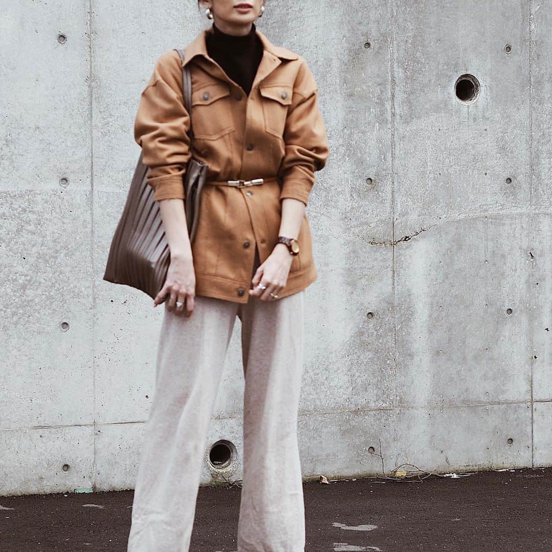 のインスタグラム：「* * キャメルコーデ🐫 * * 使いやすい大きさのプリーツトートバッグは今、zozotownでタイムセール中〜💡 * * 明日までみたいです😇 @florist_zozotown * * #fashion#coordinate#ootd#outfit#instafashion#fashiongram#casualfashion#camel#beigefashion#cpojacket#todayful#ungrid#ファッション#コーディネート#カジュアルコーデ#大人カジュアル#ベージュコーデ#ニットパンツ#cpoジャケット#プリーツバッグ#トートバッグ#トゥデイフル」
