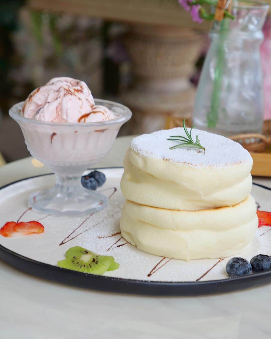 おまる部長 / たっちゃんずパンケーキ部のインスタグラム：「. Nicole's Flower Cafe (Cafe De Nicole's Flower) 224 Telok Kurau Rd, #01-01, Singapore 423836 . シンガポールのフラワーショップと併設のとっても素敵なカフェ♪最寄りと言える地下鉄の駅がなくて、バスやタクシーで行くしかなさそうなのに、ものすごい人気!!😳 . めっちゃかわいいドリンクと一緒にふわんふわんの口どけパンケーキで幸福度満点！❤️豪華な朝食セットも👍✨ . 外の席しか空いてなかったけれど、その分撮影もお食事もじっくり堪能できて幸せ〜!!おすすめしてくださった方に大感謝です🙇‍♀️✨ . . Original Pancakes  with Hokaido strawberry Ice-Cream 19.9SGD  Mermaid Tears 7.9SGD Alice in Wonderland 7.9SGD Nicole's Favour 23.9SGD *サービス料10%別途加算 (The price is not included 10% SVC) . #nicolesflowercafe #nicolesflowersg #sgeats #sgcafe #sgfood #sgblogger #igsg #sgfoodie #soufflepancake #pancakes #pancake #omarubuchoSG #シンガポール  #シンガポールカフェ #カフェ巡り #シンガポール在住 #シンガポールライフ #シンガポール生活 #パンケーキ #スフレパンケーキ」