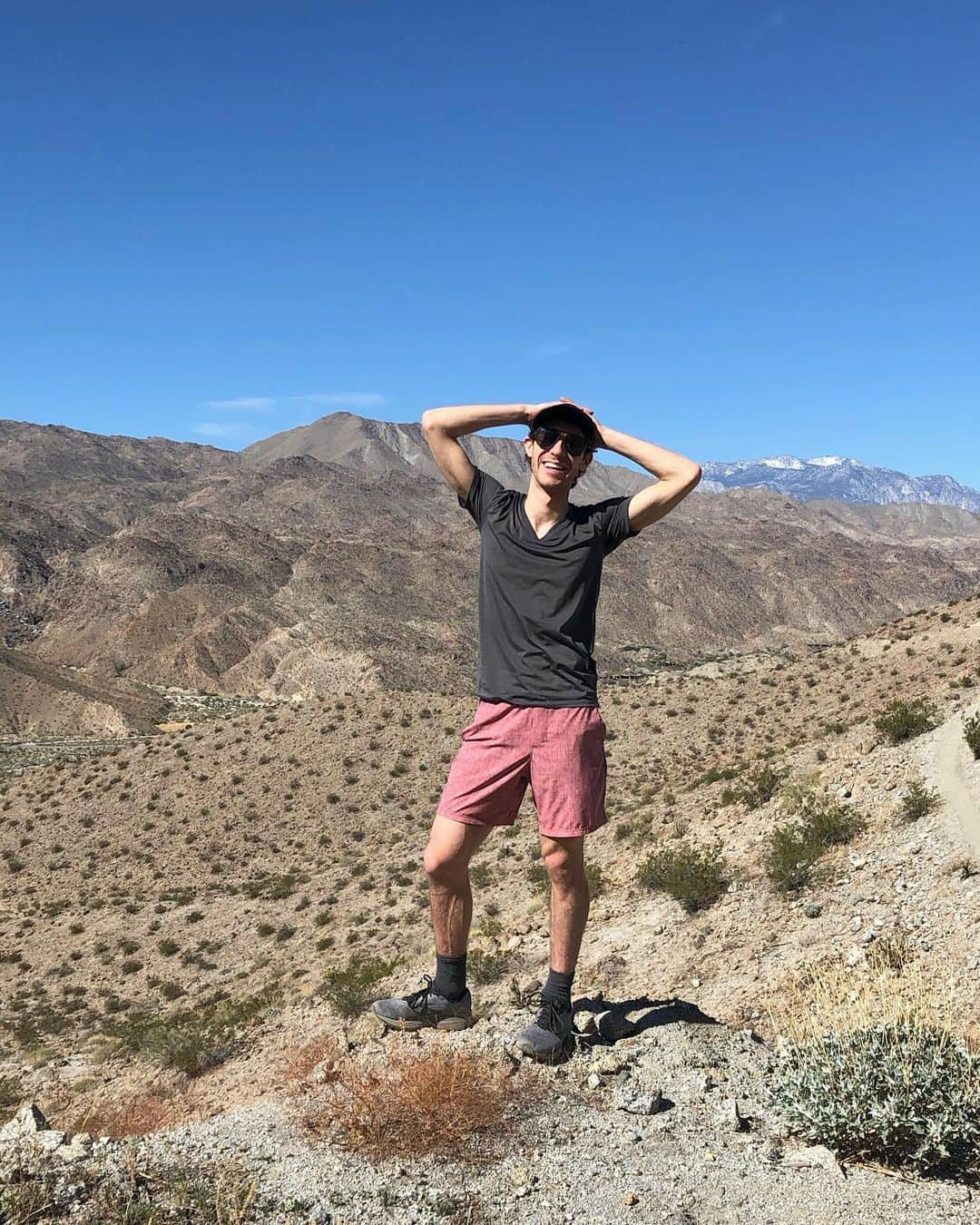 ジェイソン・ブラウンさんのインスタグラム写真 - (ジェイソン・ブラウンInstagram)「Just me, my dad, and the desert! 👨‍👦🌵☀️ • 僕と父と砂漠　🏜❤️」2月16日 10時14分 - jasonbskates