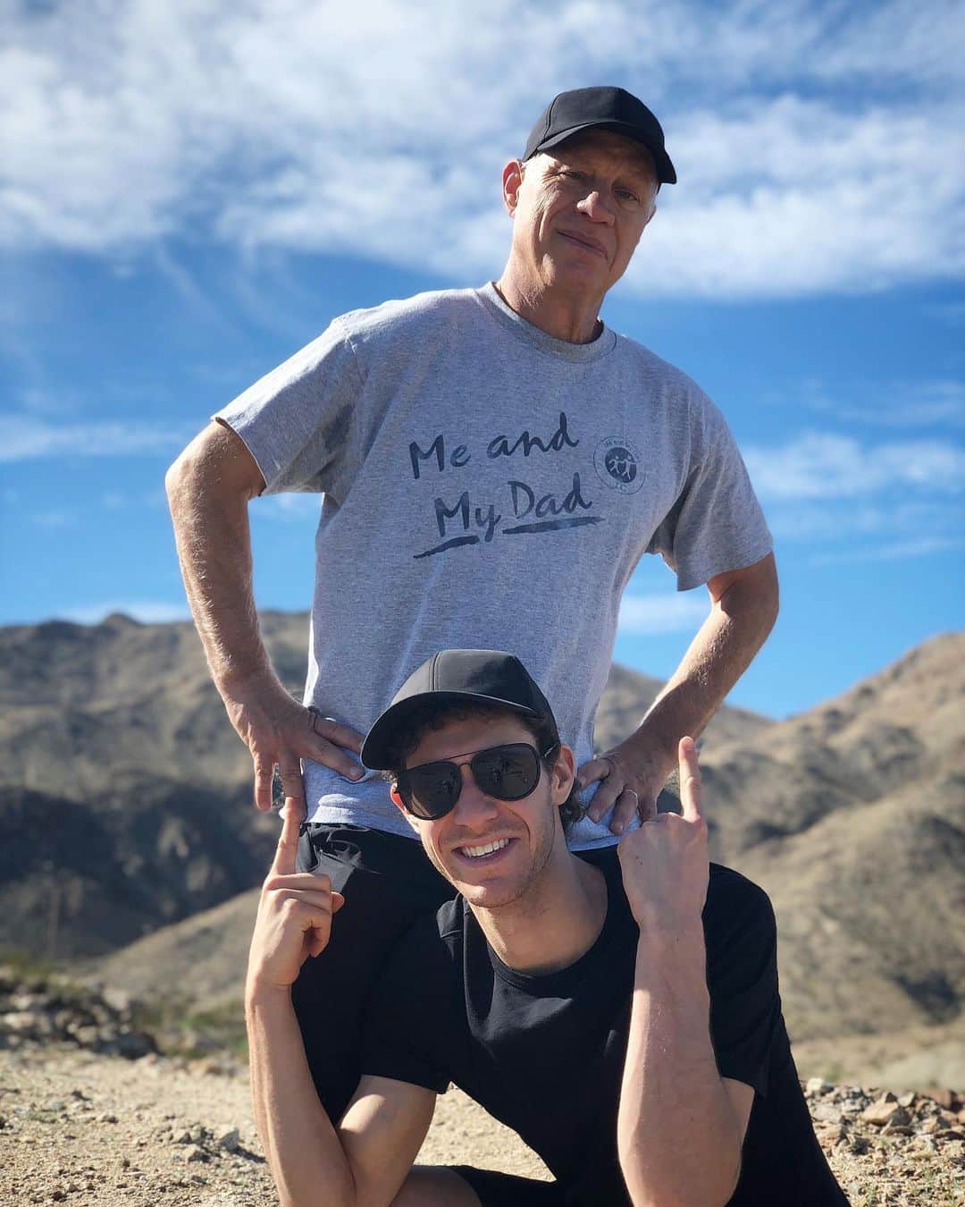 ジェイソン・ブラウンのインスタグラム：「Just me, my dad, and the desert! 👨‍👦🌵☀️ • 僕と父と砂漠　🏜❤️」