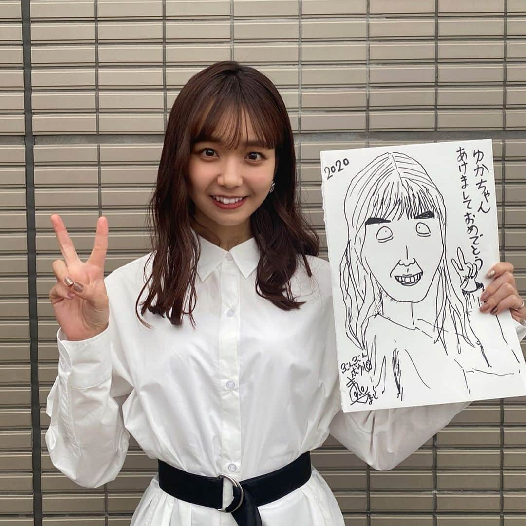 宮崎由加さんのインスタグラム写真 - (宮崎由加Instagram)「ムカお絵 . . テレビ金沢「となりのテレ金ちゃん」で共演させて頂いているぶんぶんボウルのまーしさんから特大年賀状をいただきました！ . 裏にはあの、ムカお絵が！！！ いつか描いてもらいたかったやつ！！ 嬉しい！！！ . 眉毛の感じとか歯並びがかなり正確に捉えられてるからこそ、なんかちょっとだけムカつく仕上がり😂 . 初めてもらってご満悦。 . まーしさんありがとうございました！！実家でそれなりに丁寧に保管させていただきます！！ . . #宮崎由加　 #年賀状　 #ぶんぶんボウル　 #まーし　さん #よしもと住みます芸人  #ムカつく似顔絵　 #ムカお絵🖼」2月16日 10時16分 - yuka_miyazaki.official