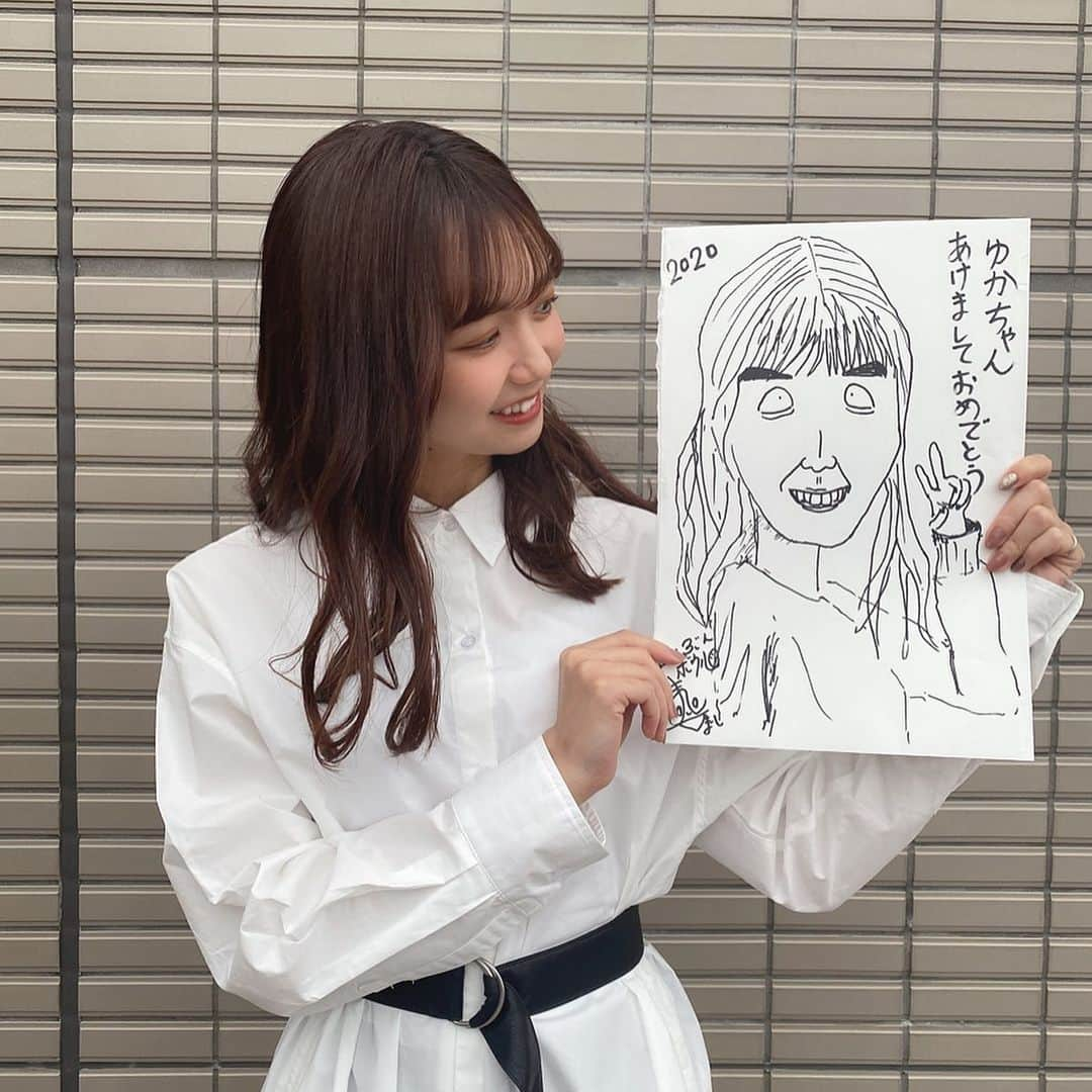 宮崎由加さんのインスタグラム写真 - (宮崎由加Instagram)「ムカお絵 . . テレビ金沢「となりのテレ金ちゃん」で共演させて頂いているぶんぶんボウルのまーしさんから特大年賀状をいただきました！ . 裏にはあの、ムカお絵が！！！ いつか描いてもらいたかったやつ！！ 嬉しい！！！ . 眉毛の感じとか歯並びがかなり正確に捉えられてるからこそ、なんかちょっとだけムカつく仕上がり😂 . 初めてもらってご満悦。 . まーしさんありがとうございました！！実家でそれなりに丁寧に保管させていただきます！！ . . #宮崎由加　 #年賀状　 #ぶんぶんボウル　 #まーし　さん #よしもと住みます芸人  #ムカつく似顔絵　 #ムカお絵🖼」2月16日 10時16分 - yuka_miyazaki.official