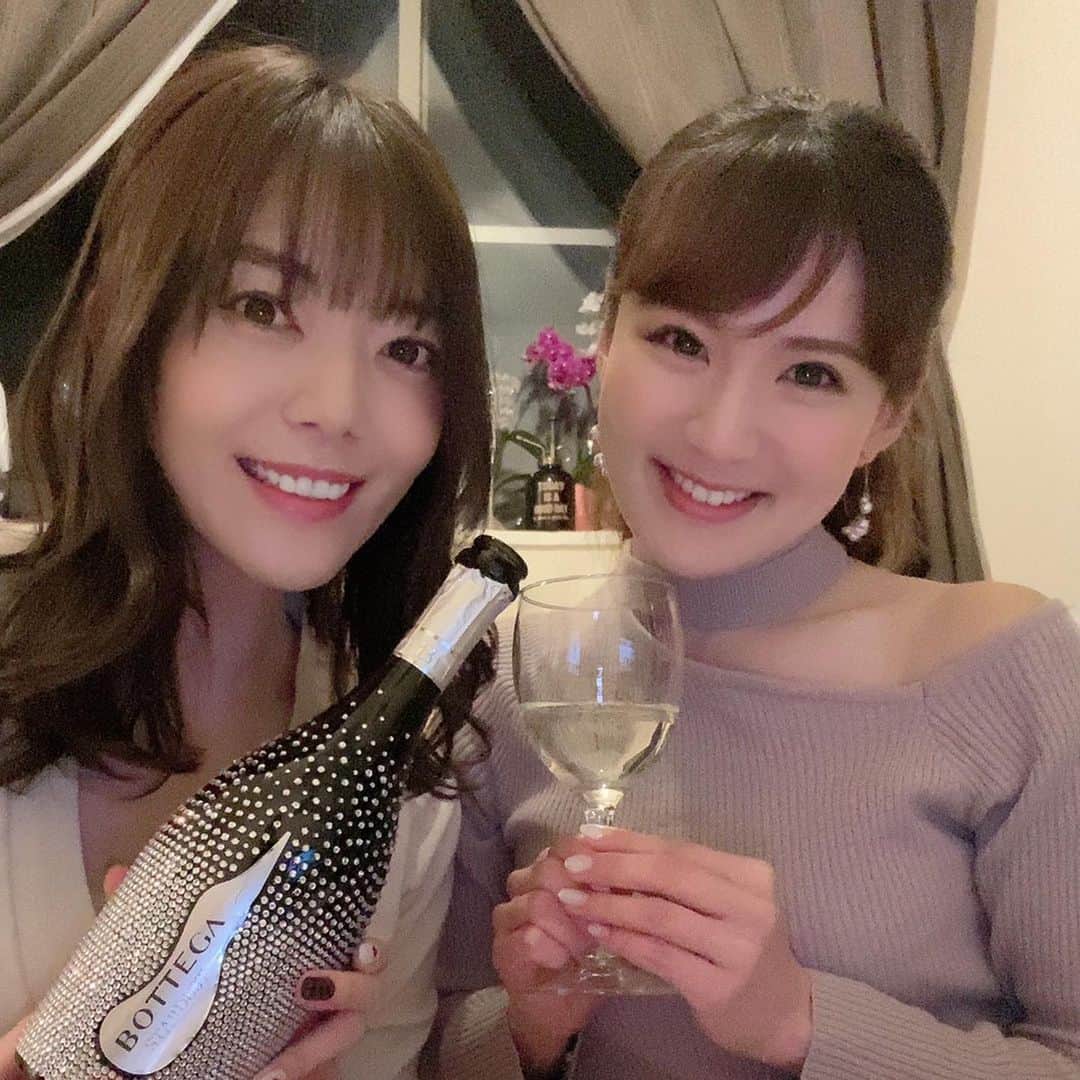 のインスタグラム：「同じ愛媛県🍊出身のRQ、﻿ ひとみんこと、今村仁美お姉さまとの配信🍾✨❤️﻿ ﻿ ﻿ とっても盛り上がったので、﻿ 動画もアップするから待っててね♪﻿ ﻿ ﻿ ⬇︎⬇︎⬇︎﻿ ﻿ ﻿ ﻿ 動画配信アプリ Mix Channel📺✨﻿ アシスタントMC決定戦🎤✨﻿ ﻿ ﻿ 【🔥女子アナ系RQ vs ミクチャ最強アイドル🔥】﻿ ﻿ ﻿ 泣いて笑っての女のガチバトル、﻿ 楽しんで頂けたでしょうか？﻿ ﻿ ﻿ 結果は…﻿ 最後の１分くらいで逆転されてしまいました💔﻿ ﻿ ﻿ 応援して下さった皆さん、﻿ 本当にごめんなさい。﻿ ﻿ ﻿ ﻿ ですが、途中、﻿ イベントランキング１位👑✨﻿ ミクチャ盛り上がり度１位👑✨の﻿ ２冠をとることができました‼️‼️‼️﻿ ﻿ ﻿ ﻿ ミクチャのトップ画面にあやこが…😭❤️﻿ たくさんの愛をありがとう❤️﻿ ﻿ ﻿ ﻿ 配信はコチラから💁‍♀️⬇︎﻿ http://mixch.tv/u/14350837/live﻿ ﻿ ﻿ ﻿ ファン登録をするとゲリラ配信でも通知が届くので便利だよ！﻿ ぜひファン登録もお願いします🙏✨﻿ ﻿ ﻿ ※あやや推しの方は、﻿ 名前に🍊🎤を入れてね😭💕﻿ ﻿ ﻿ ﻿ ﻿ #那津あやこ #あやや #今村仁美 #ひとみん #rq #racequeen #レースクイーン #モデル #タレント #ミクチャ #配信 #司会 #MC #🍊#愛媛 #先輩 #voice #sexy #model #talent #撮影 #japan #動画 #movie #アプリ #japanesegirl #instagram #instalike #photography #followme」