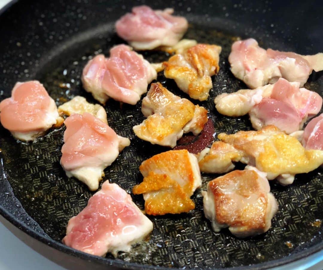 Mizuki【料理ブロガー・簡単レシピ】さんのインスタグラム写真 - (Mizuki【料理ブロガー・簡単レシピ】Instagram)「・﻿ 【レシピ】ーーーーーーーーーーーーー﻿ ♡鶏肉とキャベツのにんにく醤油炒め♡﻿ ーーーーーーーーーーーーーーーーーー﻿ ﻿ ﻿ おはようございます(*^^*)﻿ ﻿ 今日ご紹介させていただくのは﻿ 鶏肉×キャベツのがっつりおかず♩﻿ 甘辛〜いにんにく醤油味で﻿ とってもごはんがすすみますよ♡﻿ お好みで温玉をからめて召し上がれ♫﻿ ﻿ フライパンひとつで簡単にできるので﻿ よかったらお試し下さいね(*´艸`)﻿ ﻿ ﻿ ﻿ ーーーーーーーーーーーーーーーーーー﻿ 【2人分】﻿ 鶏もも肉...1枚(250g)﻿ キャベツ...1/5個(250g)﻿ サラダ油...小2﻿ ●醤油...大2﻿ ●砂糖...大1.5﻿ ●酒...大1﻿ ●にんにくチューブ...3cm﻿ (好みで)温玉...1個﻿ ﻿ 1.鶏肉は3cm大に切る。キャベツは4cm大に切る。●は合わせておく。﻿ 2.フライパンにサラダ油を入れて中火で熱し、鶏肉を焼く。こんがりしたら裏返してキャベツを加え、フタをして弱めの中火で3分蒸し焼きにする。﻿ 3.フタを外して炒め合わせ、キャベツがしんなりしたら●を加えて煮からめる。器に盛り、温玉をトッピングする。﻿ ーーーーーーーーーーーーーーーーーー﻿ ﻿ ﻿ 《ポイント》﻿ ♦︎合わせ調味料と一緒にバター(小1程度)を加えても美味しいです♩﻿ ﻿ ﻿ ﻿ ﻿ ＿＿＿＿＿＿＿＿＿＿＿＿＿＿＿＿＿﻿ ＿＿＿＿＿＿＿＿＿＿＿＿＿＿＿＿＿﻿ 🎀新刊発売中🎀﻿ 【#ホットケーキミックスのお菓子 】﻿ ﻿ 今回は一冊まるっとホケミスイーツ♩﻿ 普段のおやつから﻿ 特別な日にも使えるレシピを﻿ この一冊に詰め込みました(*^^*)﻿ ホットケーキミックスを使えば﻿ 簡単に本格的なお菓子が作れますよ♡﻿ ﻿ 🔹ハイライトにリンクあります♩🔹﻿ ＿＿＿＿＿＿＿＿＿＿＿＿＿＿＿＿＿﻿ ＿＿＿＿＿＿＿＿＿＿＿＿＿＿＿＿＿﻿ ﻿ ﻿ ﻿ 【お知らせ】﻿ ストーリーズでは一日数回﻿ 別レシピをご紹介しております(*^^*)﻿ ＊コメントは最新の投稿に下さいますよう﻿ お願い致しますm(_ _)m﻿ ﻿ ﻿ ﻿ #ブログ更新しました﻿ ブログはプロフ画面のリンクよりご覧下さい↓﻿ @mizuki_31cafe﻿ 【Mizuki公式ラインブログ】﻿ https://lineblog.me/mizuki_official/﻿ ﻿ ﻿ ﻿ ﻿ #鶏肉#キャベツ#にんにく醤油#炒め物#フライパン#Mizuki#簡単レシピ#時短レシピ#節約レシピ#料理#レシピ#フーディーテーブル#おうちごはん#おうちカフェ#デリスタグラマー#料理好きな人と繋がりたい#料理ブロガー#おうちごはんlover#器#マカロニメイト#ブログ﻿ #foodpic#follow#cooking#recipe#lin_stagrammer#鶏肉とキャベツのにんにく醤油炒めm」2月16日 8時50分 - mizuki_31cafe