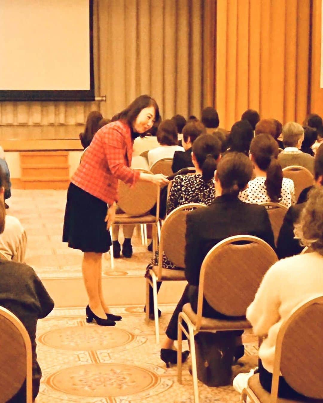 牛窪万里子さんのインスタグラム写真 - (牛窪万里子Instagram)「高山での講演会「たかしん経済クラブ女性研修会」にて登壇させて頂きました。  テーマは「しなやかにワークライフバランスを楽しむ女性のためのコミュニケーション術」。 200名程の方々が集まり、年代層も幅広く、80代の会社経営者の方も参加されていました。  今回はこれまでとは違う内容を盛り込み、ジェロントロジー（老年学）を交えてのお話もしました。  講演後の懇親会では皆さんのテーブルを廻りながら、ご感想を伺ったり、写真撮影しながら交流を楽しみましたが、多くの方々から「すごく分かりやすく、勉強になりました」とお言葉を掛けて頂き、うれしかったです！  #講演 #講演会 #高山信用金庫  #高山グリーンホテル  #ライフワークバランス #コミュニケーション #ジェロントロジー  #アクティブエイジング  #女性研修会 #女性セミナー」2月16日 8時54分 - mariko_ushikubo