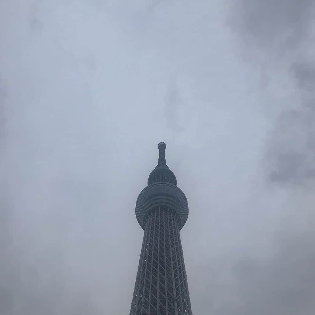 宇野薫のインスタグラム：「まいぜんシスターズ まいぜんカフェの 入場整理券をもらいに来ました。  #まいぜんシスターズ #まいぜんシスターズカフェ #まいぜんカフェ  #スカイツリー #東京スカイツリー」