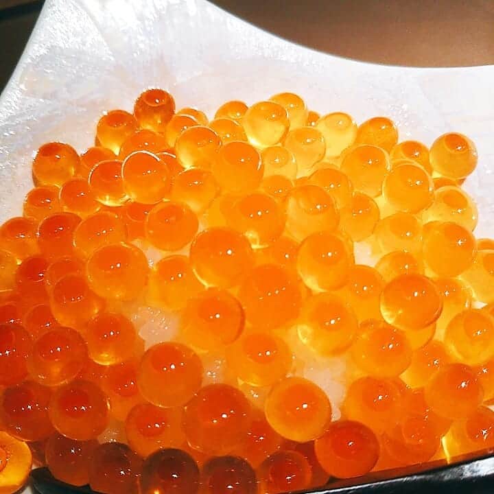 宮崎文子のインスタグラム：「🍀food🍀 いくらさん。  お鮨食べるときは絶対最後にいくらを食べます。  #いくら #いくら丼  #美味 #しあわせ #口福」