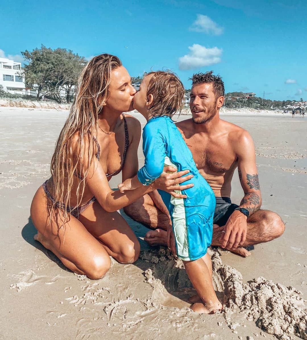アラナ・ブランチャードのインスタグラム：「Best kisses in the world🥰」