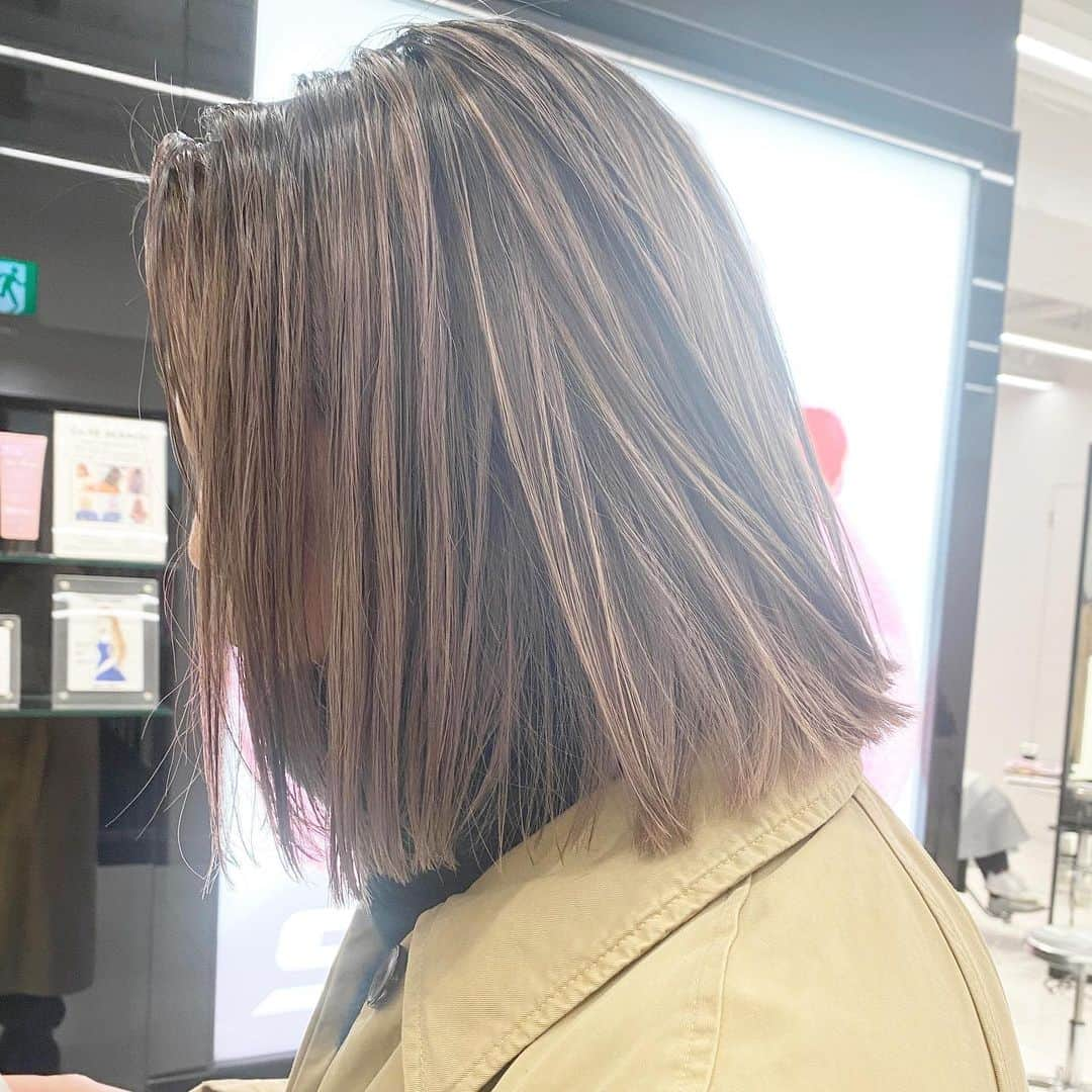 Sachiさんのインスタグラム写真 - (SachiInstagram)「Special highlight  Mocha brown & Milky highlight/ モカブラウンにミルキーハイライト (*Highlight :2care bleach〜must) . HighとLowのMIXがかわいい。 . いつも任せて頂きありがとうございます♡ . #shima#hair#cut#カラー #highlight  #shima_sachi」2月16日 9時54分 - sattyyyyy