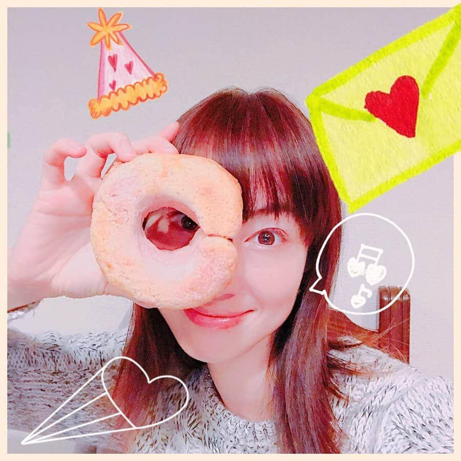 佐藤康恵さんのインスタグラム写真 - (佐藤康恵Instagram)「『ルビーチョコリングドーナツ🍩』 デニィッシュ生地になっていてルビーチョコが入っていてボリュームあって美味しかった♡♪ ファッションでも、メイクでも、いまはルビー色が流行っている♦️ スイーツ🍰もルビーチョコ✨ ♡♪ いっただきます( ◠‿◠ ) ♡♪ 〜佐藤康恵情報〜 2月24日㊗︎(月)13時から 有楽町マルイ7階ショップ内 〈動物と楽しく暮らそう〉トークショー&ライブ ☆彡 見に来てね❣️ ☆彡 #ドーナツ🍩ラブ #佐藤康恵 #ルビーチョコ #モデル #yasuesato #model #actress #singer #smile #チョコ好き #マルイ #みんなのオーダーbyvisaruno」2月16日 10時03分 - yasuesato.official