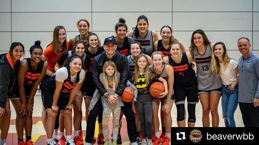 ジョン・ブラザートンさんのインスタグラム写真 - (ジョン・ブラザートンInstagram)「So inspiring watching these ladies practice @beaverwbb  Straight ballers! 💪🏀 Appreciate you having us. Something my girls will never forget 🧡🙏🖤 #beavernation  #damproud @beaverathletics  @beaverwbb」2月16日 9時55分 - johnbrotherton