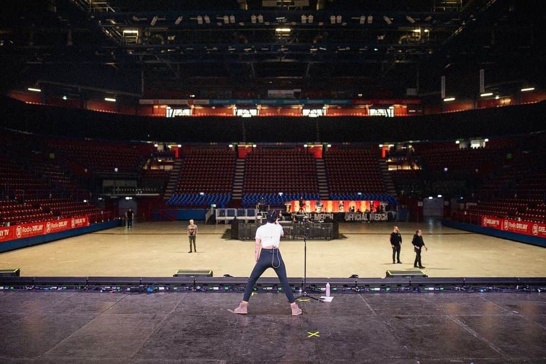 Halseyのインスタグラム：「before :swipe: after. MILAN! tonight we ride, Amsterdam. @yasi」