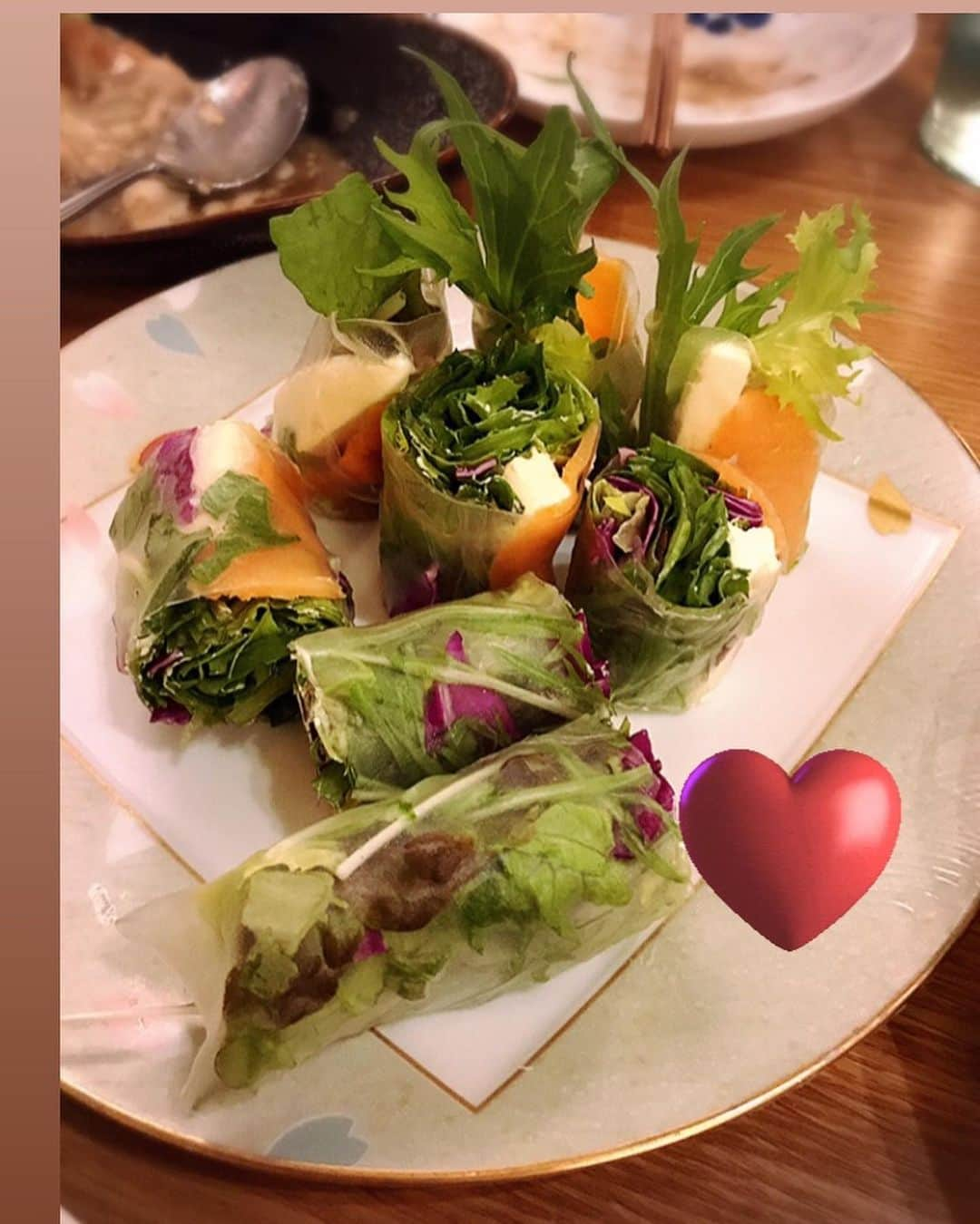 川原由維さんのインスタグラム写真 - (川原由維Instagram)「めちゃくちゃ豪華なお弁当🍱買ってきてくれた🤣 豪華過ぎてありがとう😊  からの… 女子トーク❤️ 色々な感覚が同じって嬉しいし、共感出来るね😁  #ありがとう#大好き#楽しい時間#いつも泣かされる#面白過ぎて#2人で#涙流し合う#笑い泣き 🤣」2月16日 1時23分 - yui5520