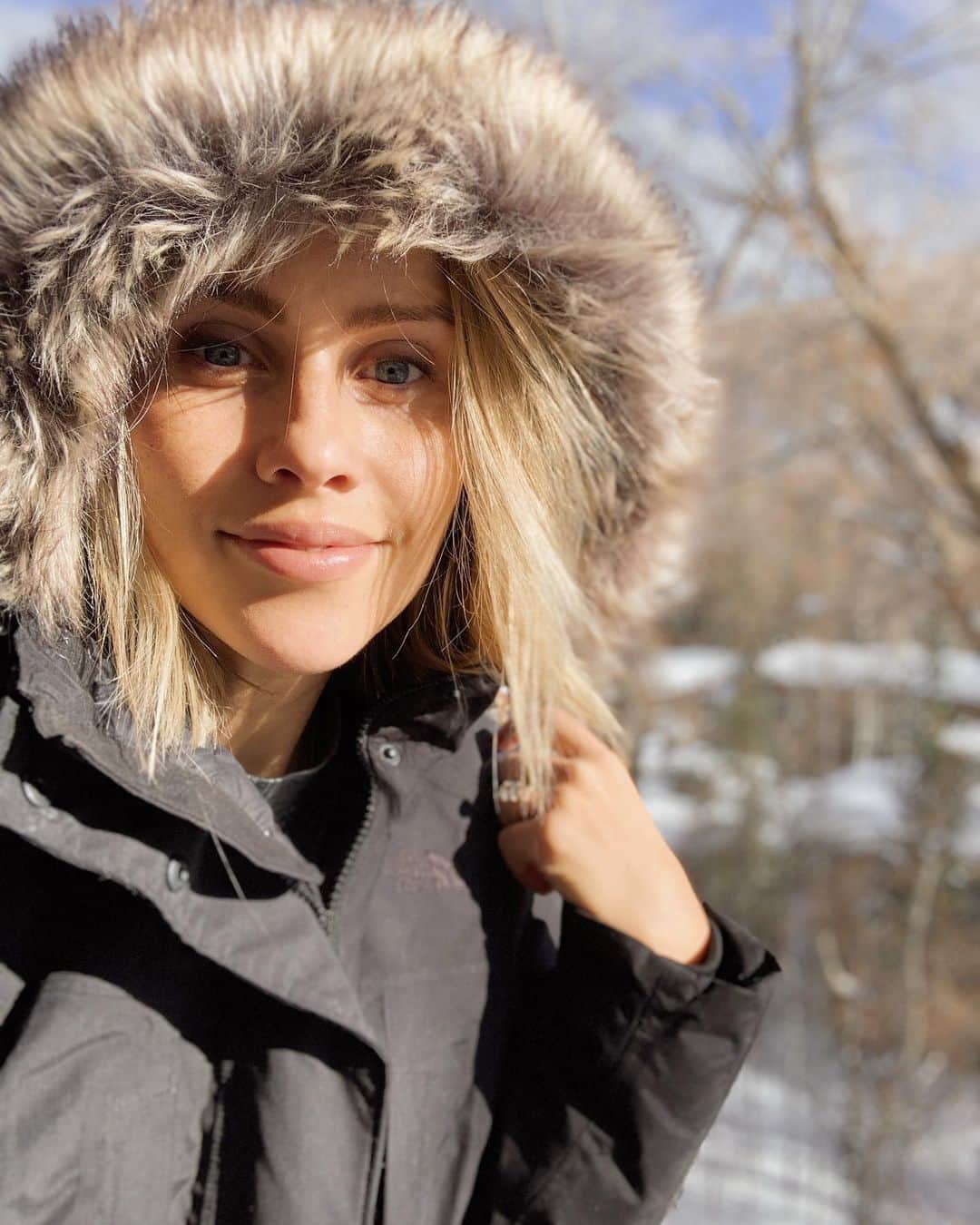 クレア・ホルトのインスタグラム：「Snuck away to the snow with my hubby, sister, and dad. Felt really guilty about leaving my boy behind but mannn does it feel good to have some time for me. Everyone is off skiing and I’m about to get back in bed, watch the bachelor, and eat a bag of peanut m&ms at 10 in the morning. I don’t often acknowledge how important it is for me to spend a little time alone. I know it’s not easy, especially when you have kids, but I hope you all get a chance to recharge (GUILT FREE) this weekend! ❤️」