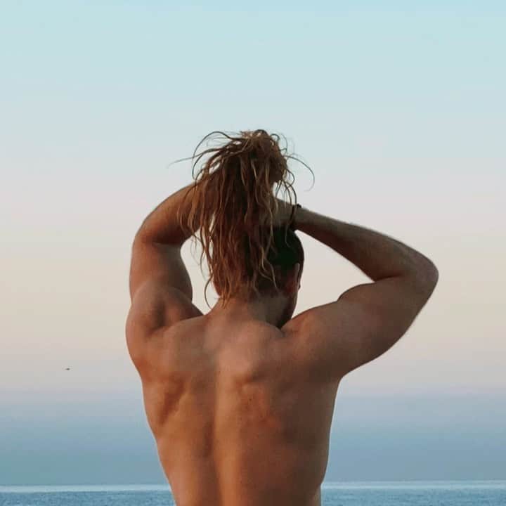 モデル、ブロック・オハーンのインスタグラム：「Starting my morning off right with a sunrise and a swim 🤙🏽 🌅 🌊」