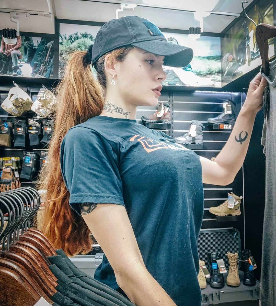 Anna Vargasさんのインスタグラム写真 - (Anna VargasInstagram)「Passei na sessão da @511tactical na Cellshop e fiz a festa por lá!!! Inclusive tava rolando promoção de calças a $39,90 acredita?😱 Agora tô cheia de produtos novos, um mais incrível que o outro! Aos poucos eu vou mostrando por aqui.😉 É a melhor marca de equipamentos táticos do mundo, minha gente... Vale muito a pena. #iam511 #AlwaysBeReady #511ambassador . LOJA:@companystoreac Use o código MYST para ganhar 5%OFF . EQUIPAMENTOS TÁTICOS:@511tacticalbrasil . MUNIÇÃO:@spartanairsoftmunition . PATCHES:@1ciadistintivos . SITES:@sitevipinternet . CAMISETAS:@teamsix.brasil . #airsoft #airsofgirl #airsoftbrasil #tacticool #military #milsim #tactical #gear」2月16日 1時42分 - myst.shots