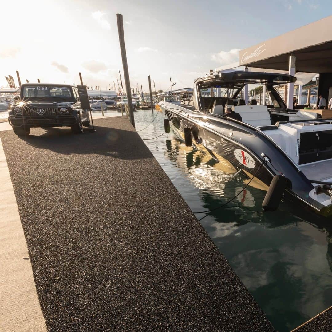 メルセデス・ベンツさんのインスタグラム写真 - (メルセデス・ベンツInstagram)「[Kraftstoffverbrauch kombiniert: 13,3–13,1 l/100 km | CO₂-Emissionen kombiniert: 304–299 g/km | mb4.me/DAT-Leitfaden]  Greetings from the Miami Boat Show! Did you know that Mercedes-AMG is the only automotive performance  brand exhibit on water at the @miamiboatshow? Check out our one of a kind Mercedes-AMG G 63 Cigarette Edition.  #MercedesAMG #AMG #DrivingPerformance #moveyourway #Power #Passion #CigaretteRacingTeam #CigaretteRacing #CigaretteBoat #performanceboat #Luxury #CarsofInstagram #InstaCar #Lifestyle #MiamiBoatShow2020 #MiamiBoatShow」2月16日 2時02分 - mercedesbenz