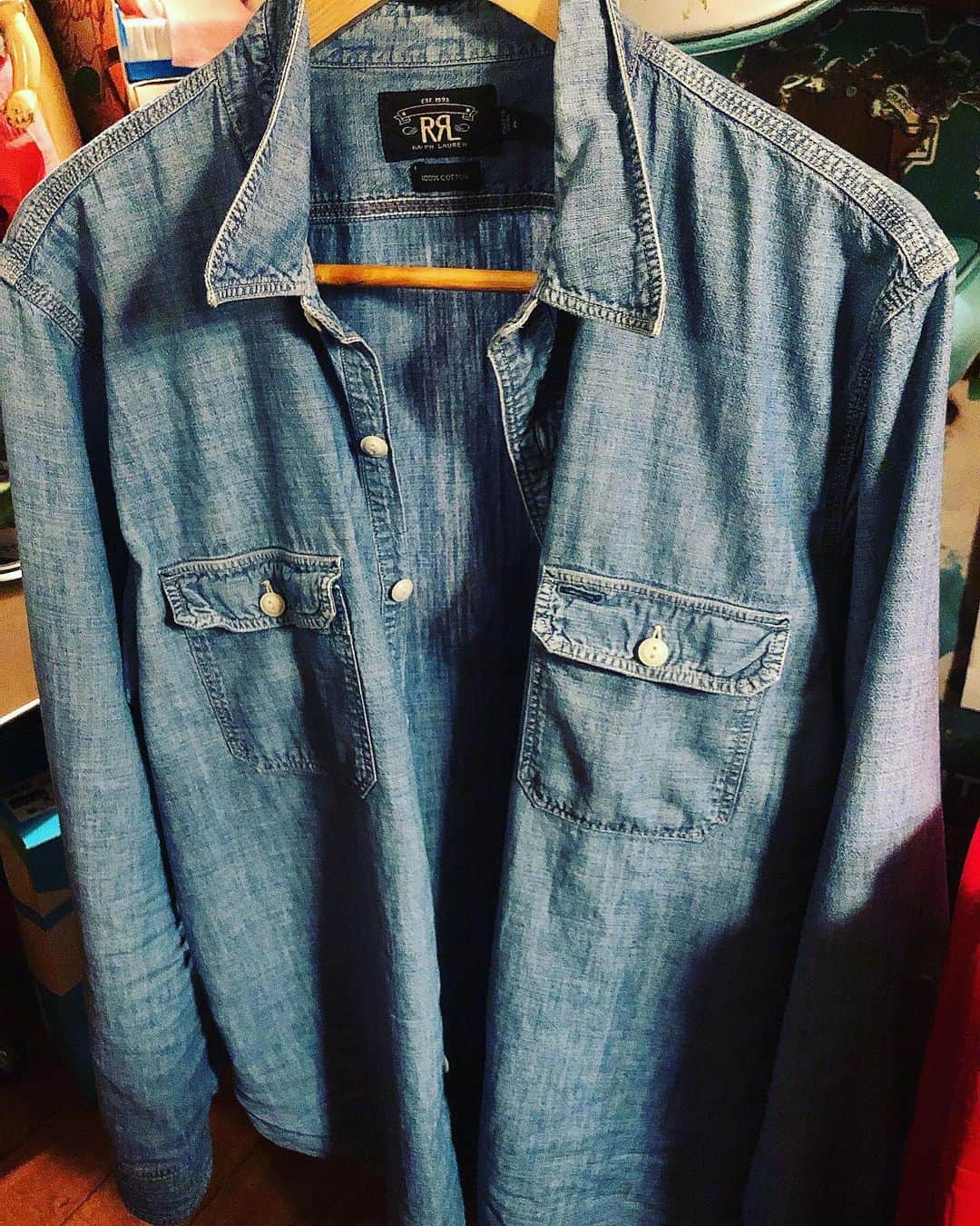 大川知英のインスタグラム：「90's Ralph Lauren chambray shirt🇺🇸 久しぶりの古着🤡berberjinさんの新入荷 やばかった🇺🇸師匠の話聞くといつも勉強に なる🧘🏼‍♂️leeのカバーオール良かったなー🤡 Schroederトレーナーも激ヤバ🚬 20代ぶりのシャツ🧘🏼‍♂️もうチャラくない🚬 #ralphlauren #chambrayshirt #used #90s#久しぶりの古着#20代ぶりのシャツ #チャラくないぜ#leeカバーオール #berberjin#amecajiboys #takatsubase #アメトイ部キャプテン」