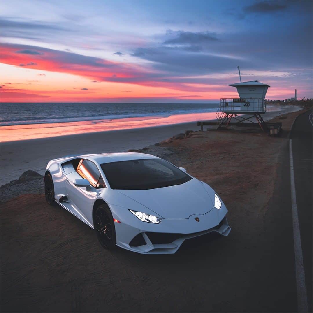 のインスタグラム：「There’s no rush when you’re already at the top.  Huracán EVO, shot by @abekislevitz.  #Lamborghini #HuracanEVO #EveryDayAmplified」
