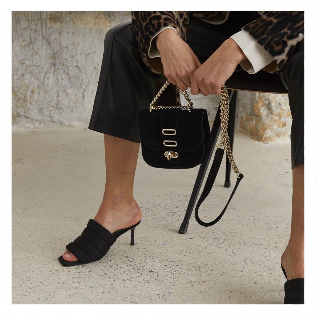 ティラマーチのインスタグラム：「The Saturday night bag #TilaMarch #bag #chic」
