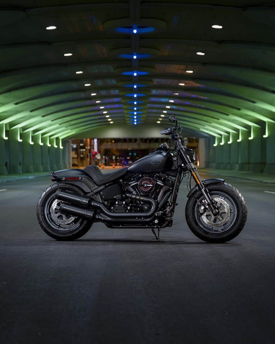 Harley-Davidsonさんのインスタグラム写真 - (Harley-DavidsonInstagram)「A street-eater with an appetite for power. This #FatBob is built for muscular style & performance that embodies the urban scene. In #ThreeWords, what’s your customization inspiration?」2月16日 2時09分 - harleydavidson