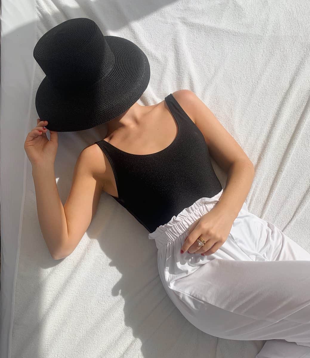 Kelsey Simoneのインスタグラム：「Don’t forget your spf.. ☀️」
