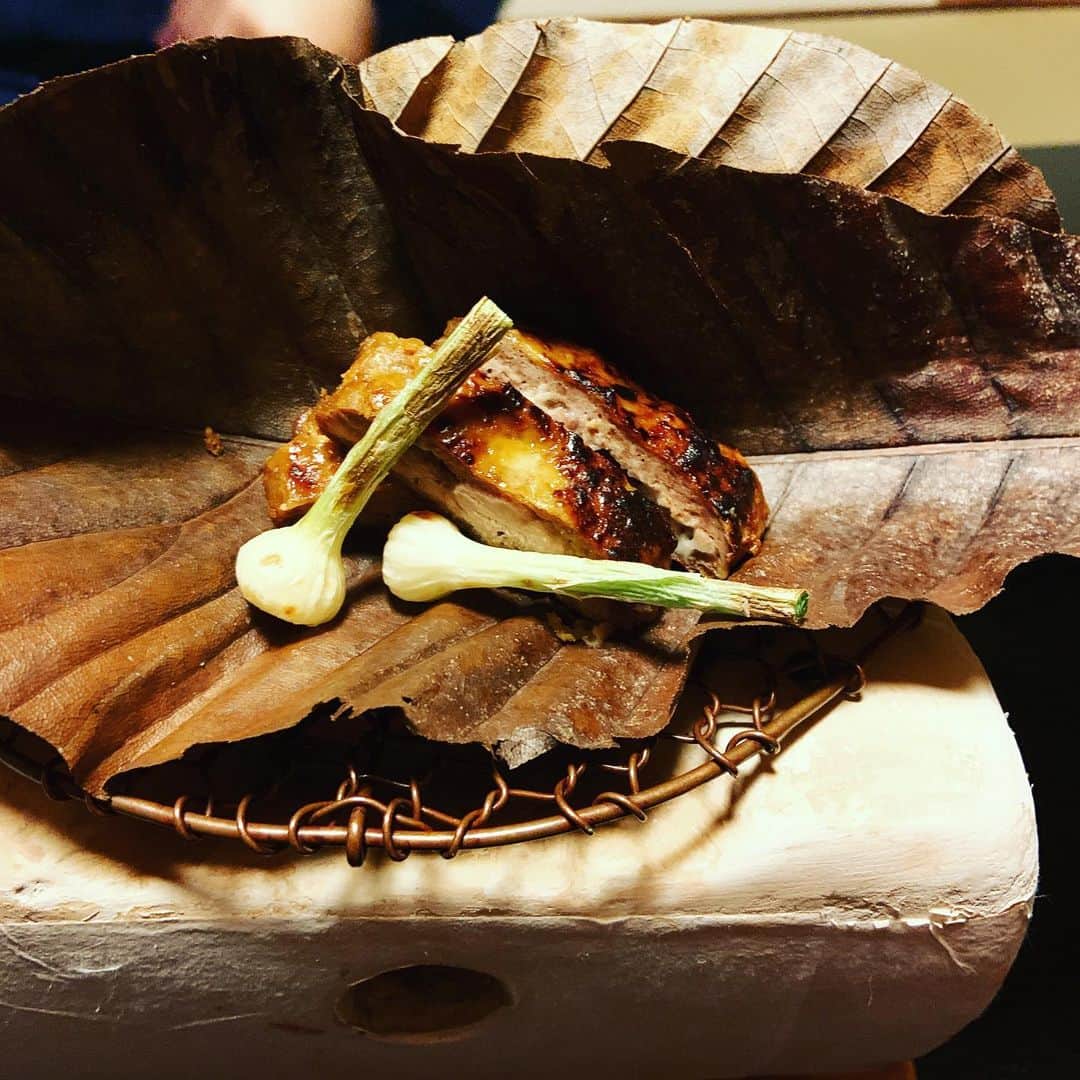 志摩有子さんのインスタグラム写真 - (志摩有子Instagram)「節分の名残りの八寸から始まる今月の夕食も素晴らしかった。シメの土鍋ご飯は花山葵。 #石葉#夕食 #温泉 #湯河原」2月16日 2時38分 - ariko418