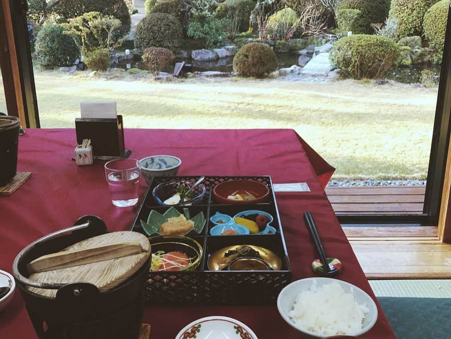 横山紗弓さんのインスタグラム写真 - (横山紗弓Instagram)「ㅤㅤ お隣の県、熊本でまったり。 親孝行の名医、徳永尚玄の心を伝える湯宿「尚玄山荘」で🌳 日本庭園すっごい立派だったよ〜1350坪！ お部屋数がそもそも少ないから、静かに過ごせるし、 温泉もほぼ貸し切り☺︎ 夜は、お部屋ご飯でゆっくりできるし 馬肉尽くして最高だった🐴♡ #熊本 #熊本宿 #熊本旅館 #熊本温泉 #玉名温泉 #尚玄山荘」2月16日 2時33分 - 1129sym