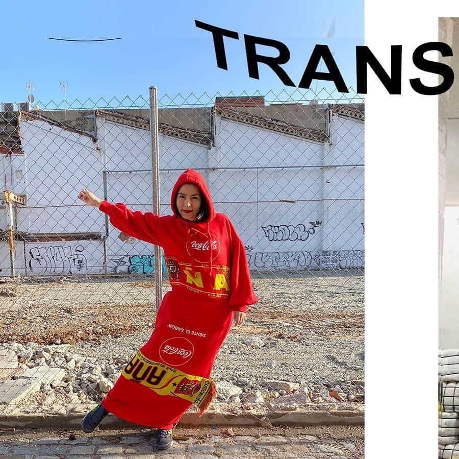 アンドレアクルーズのインスタグラム：「Do you like this dress? It’s made from reuses garments of Football club scarf and Coca Cola advertising clothes - you can do the same and look pretty in an upcycled dress by transforming your way of thinking and consuming 🔆  #bau_bcn #workshop #upcycling #futuroffashion #reusetheclothes #stopwasting #futurisnow #uniquepiece #rare #rarepieces #buydifferently #renewtheessential #notjustaproduct #notafashionvictim #beamaker #notaconsumer」