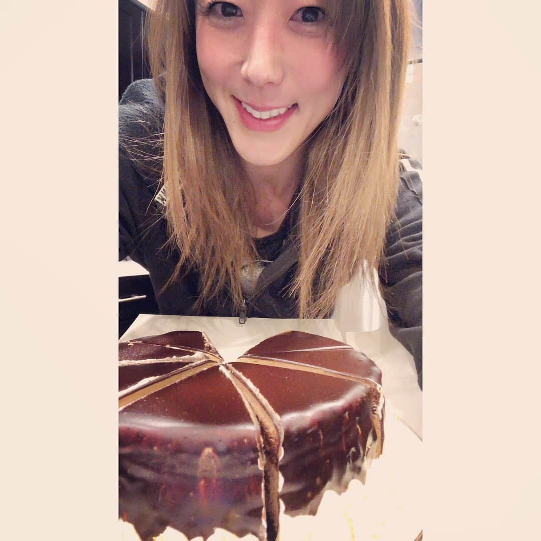 村主章枝さんのインスタグラム写真 - (村主章枝Instagram)「Thank you so much for delicious handmade cake💗💗💗 Sorry for not taking picture before I cut the cake😝 手作りのバレンタインケーキをありがとうございました😊 カットする前に、写真を撮り忘れ😅 #valentineday  #chocolatecake  #handmadecake」2月16日 2時42分 - fumie.suguri