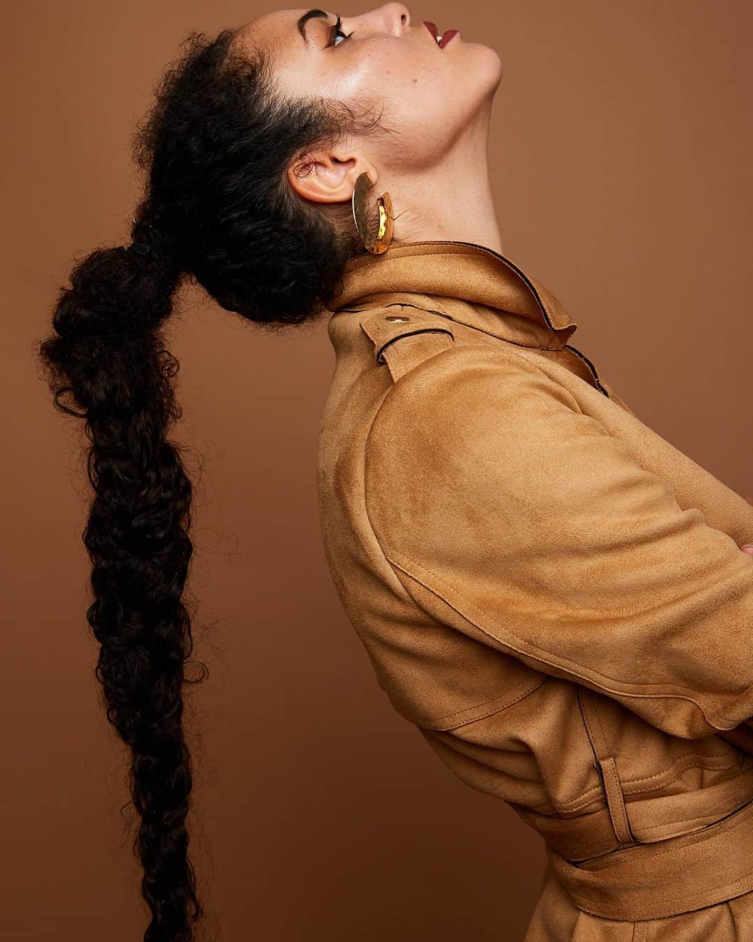 Julianna Townsendさんのインスタグラム写真 - (Julianna TownsendInstagram)「Look up - cause the only way is up ! 😏👆🏽 #ponytail#onlywayisup#shooting#model#curly#brown」2月16日 2時59分 - julianna