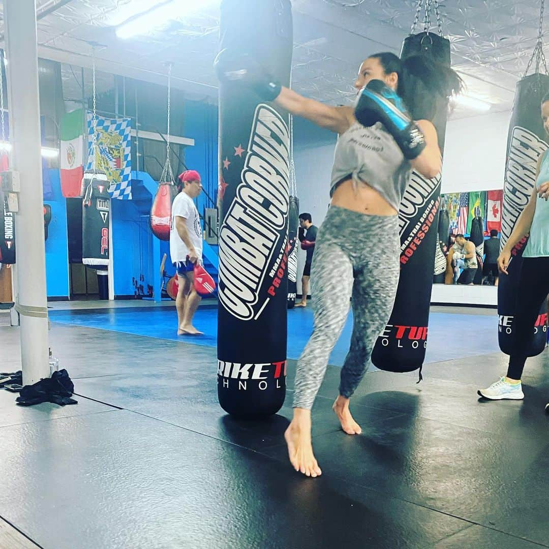 Kendra Lustさんのインスタグラム写真 - (Kendra LustInstagram)「#saturdayvibes working on something new today #spinningbackfist #mma #motivated always such a humbling experience to realize what fighters put themselves through 😅 kicks my butt every #workout💪 #leggings @irisfitnessonline」2月16日 3時18分 - kendralust