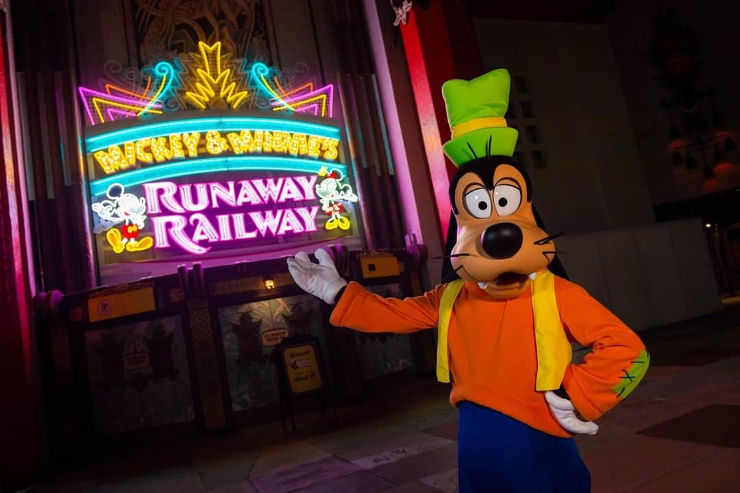 ミッキーマウスさんのインスタグラム写真 - (ミッキーマウスInstagram)「Let the countdown begin! ⏰ Here's your first look at the new marquee for Mickey & Minnie's Runaway Railway, opening March 4 at Disney's Hollywood Studios at @WaltDisneyWorld.」2月16日 4時00分 - mickeymouse
