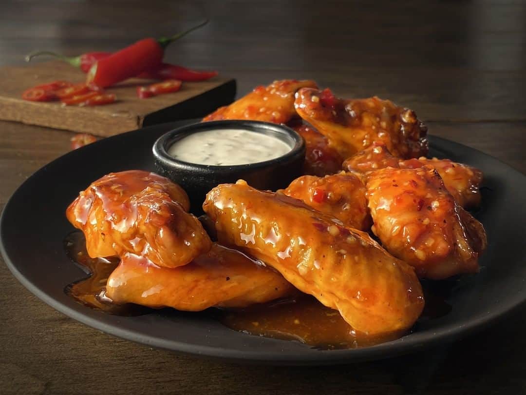 Hootersさんのインスタグラム写真 - (HootersInstagram)「Why only get roasted when you can get sauced too? Pro Tip: You can amp up our new roasted wings with any of your favorite sauces.」2月16日 4時01分 - hooters